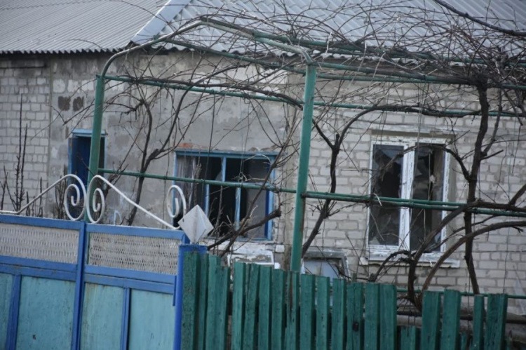Жителям обстрелянного поселка на Донбассе помогут восстановить дома
