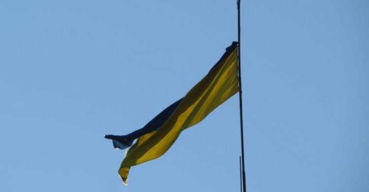 Штормы рвут государственный флаг над Мариуполем раз в три месяца (ФОТОФАКТ)