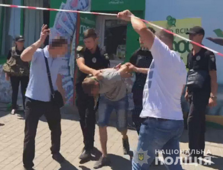 В Одессе мужчина захватил заложников и требовал миллион долларов и вертолет (ФОТО+ВИДЕО)