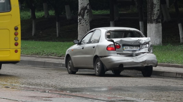 В Мариуполе погоня полиции за военными закончилась аварией (ФОТО+ВИДЕО)
