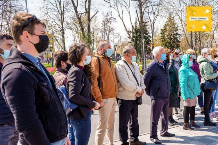 К 6-летию «Бригады мобильной выдачи»: Фонд Рината Ахметова провел в Мариуполе акцию