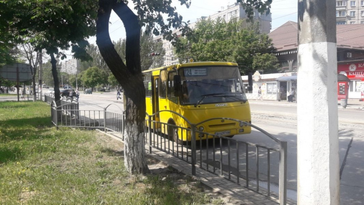 В Мариуполе на пешеходном переходе маршрутка сбила женщину (ФОТО)