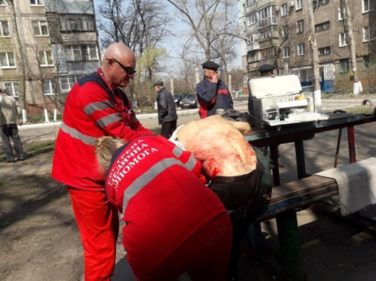 В Мариуполе во дворе многоэтажки ударили ножом пенсионера (ФОТО)