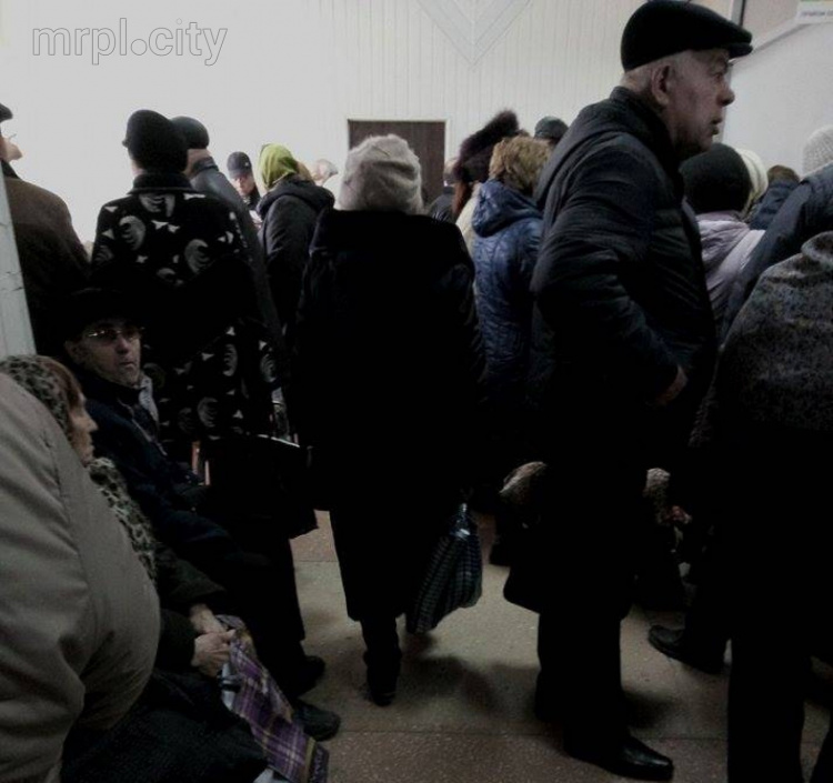 «Ощадбанк» обязал переселенцев срочно явиться на идентификацию. В отделениях Донбасса - столпотворение людей