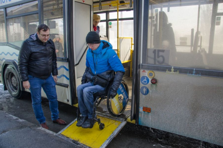 Мариупольский паралимпиец проверил доступность городского транспорта (ФОТО)