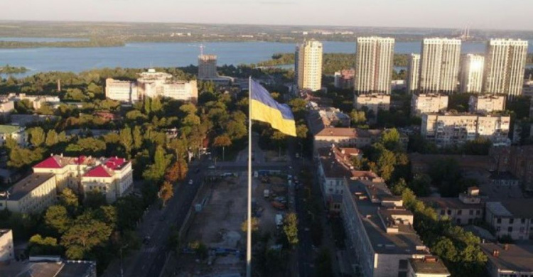«Давайте оденем наши улицы в желто-синие цвета»: Зеленский предложил флешмоб ко Дню флага (ВИДЕО)