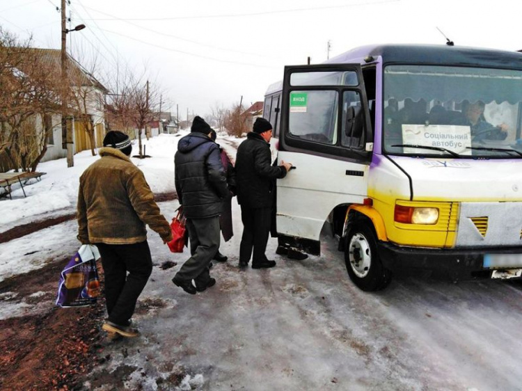 В прифронтовые поселки под Мариуполем возобновил работу социальный автобус (ГРАФИК)
