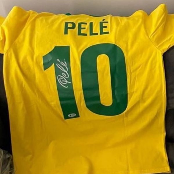 Телеведущий Андрей Бедняков продает футболку Пеле на аукционе для помощи мариупольцам