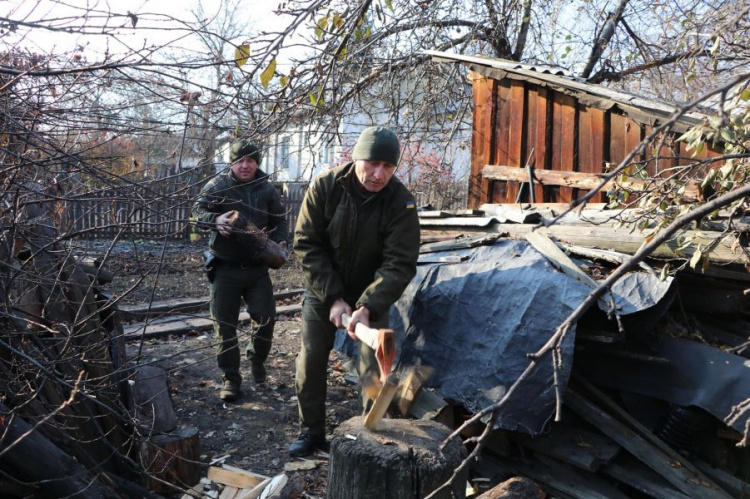 Разведение войск в Донбассе продолжается. Полицейские и нацгвардейцы патрулируют Золотое (ФОТО)