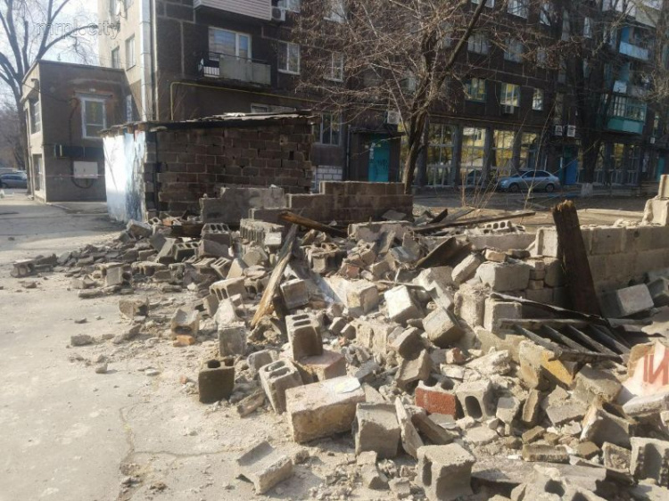 В Мариуполе мурал полка «Азов» превратился в руины (ФОТОФАКТ)