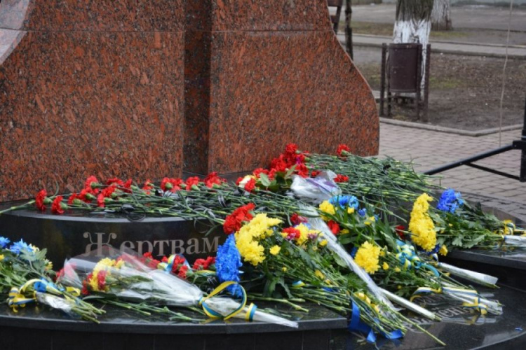 Мариупольцы почтили память ликвидаторов аварии на Чернобыльской АЭС (ФОТО)