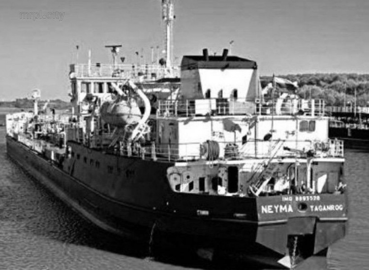 Суд арестовал танкер РФ, перекрывший путь военным кораблям, шедшим в Мариуполь (ФОТО)