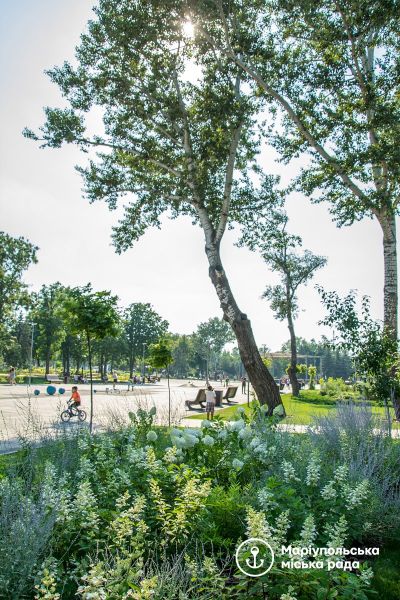 Мариупольский парк «Веселка» восстанавливают после ливня