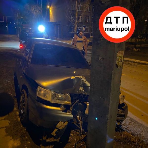 В Мариуполе женщина-водитель «зарулила» в столб