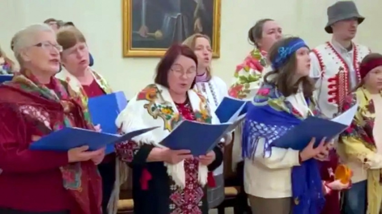 Переселенці з Маріуполя у Львові заспівали сучасну колядку