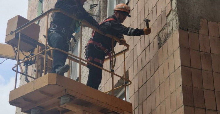 Мариупольская многоэтажка представляла опасность для прохожих: разрушался фронтон