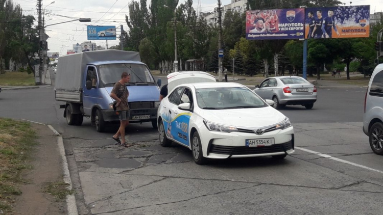 В Мариуполе грузовик врезался в машину такси (ФОТО)