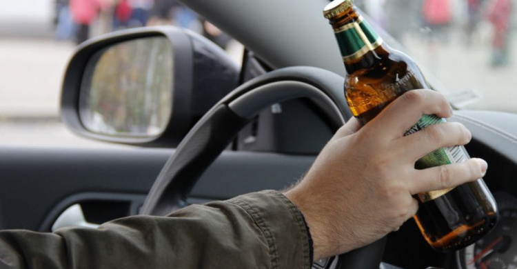 В Мариуполе остановили пьяного водителя, у которого никогда не было прав (ВИДЕО)