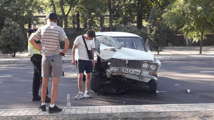 В Мариуполе из-за укуса насекомого столкнулись автомобили (ФОТО)