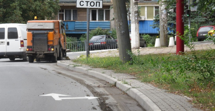 Мусороуборочная машина рисовала в Мариуполе мусором «дорожную разметку» (ФОТОФАКТ)