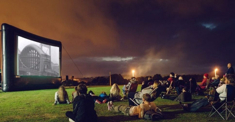 В Мариуполе показывают кино под открытым небом: куда пойти и сколько это стоит