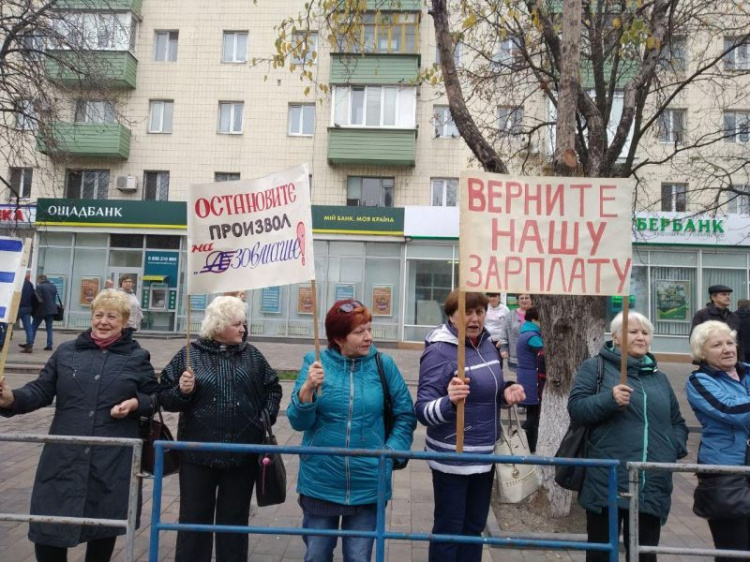 Помогите, верните деньги: центр Мариуполя заполонили активисты с плакатами (ФОТО+ВИДЕО)