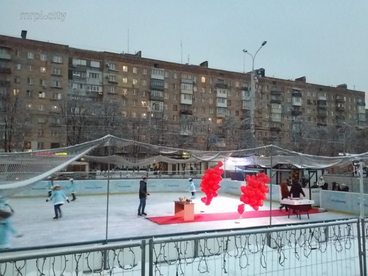 Свадьба на льду и «быстрые свидания»: в центре Мариуполя отметили День влюбленных (ФОТО)