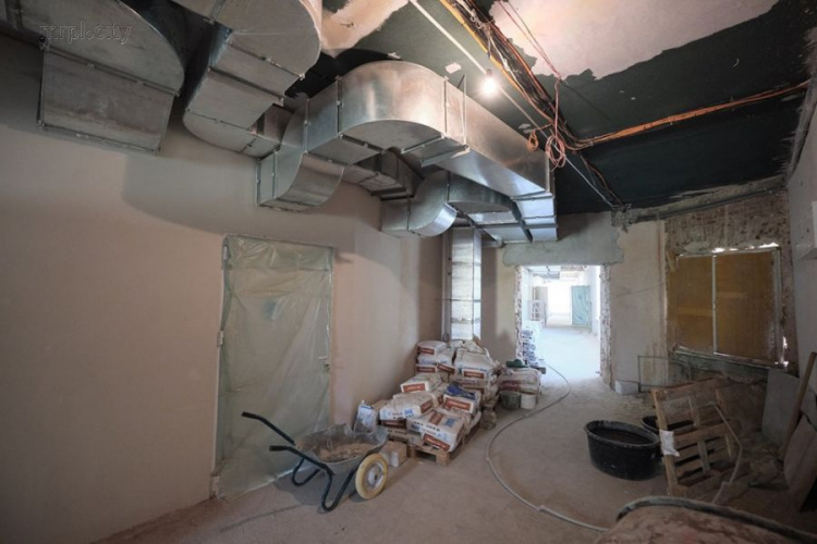 От старого здания остались только стены: в Мариуполе заканчивают ремонт детской хирургии (ФОТО)