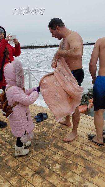 Праздник Крещения. Мариупольцы омываются в ледяных водах Азовского моря (ФОТО+ВИДЕО)