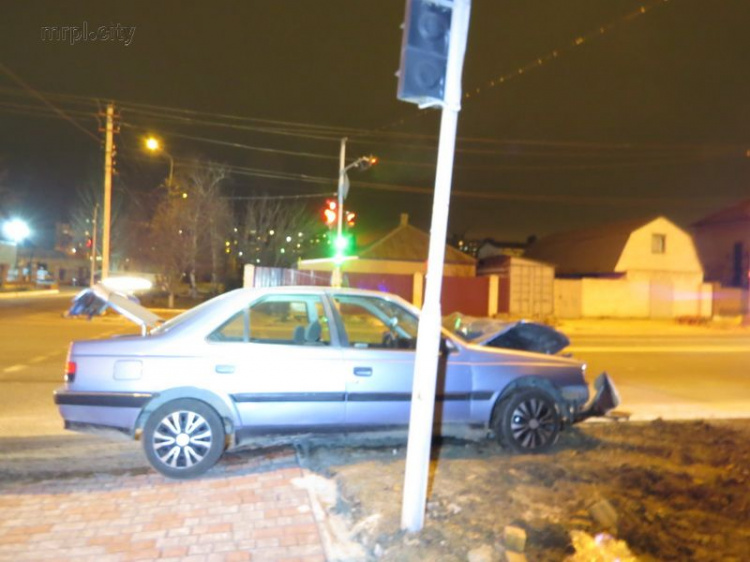 ДТП возле пожарной части в Мариуполе: водителя из салона вытаскивали прохожие (ФОТО)