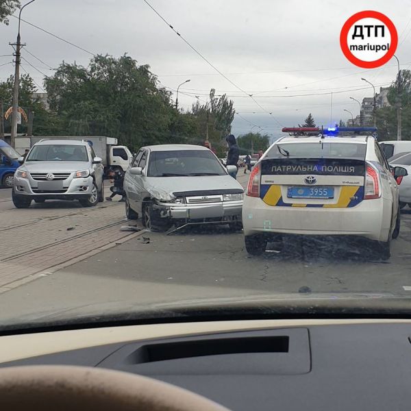 На трамвайных путях в Мариуполе столкнулись две легковушки (ФОТО)