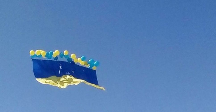 Над оккупированным Донецком поднялся огромный украинский флаг (ВИДЕО)
