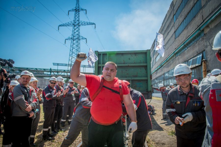 Мировой рекорд: в Мариуполе самые сильные люди Украины потянули 1000-тонный ж/д состав в поддержку металлургов (ФОТО+ВИДЕО)