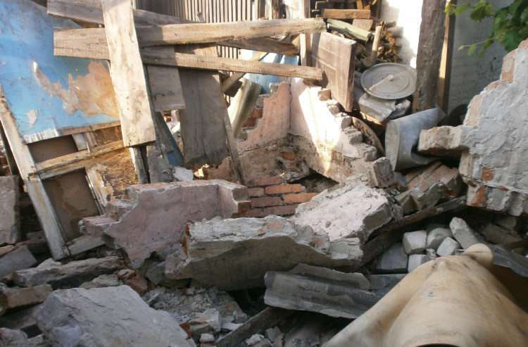 В Мариуполе при разборке здания едва не погиб мужчина (ФОТО)
