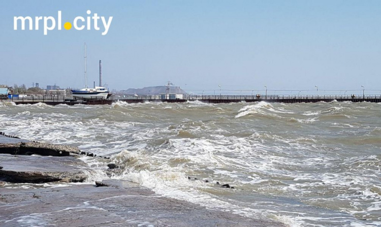Азовское море вышло из берегов. На побережье Мариуполя бушует шторм (ФОТО+ВИДЕО)