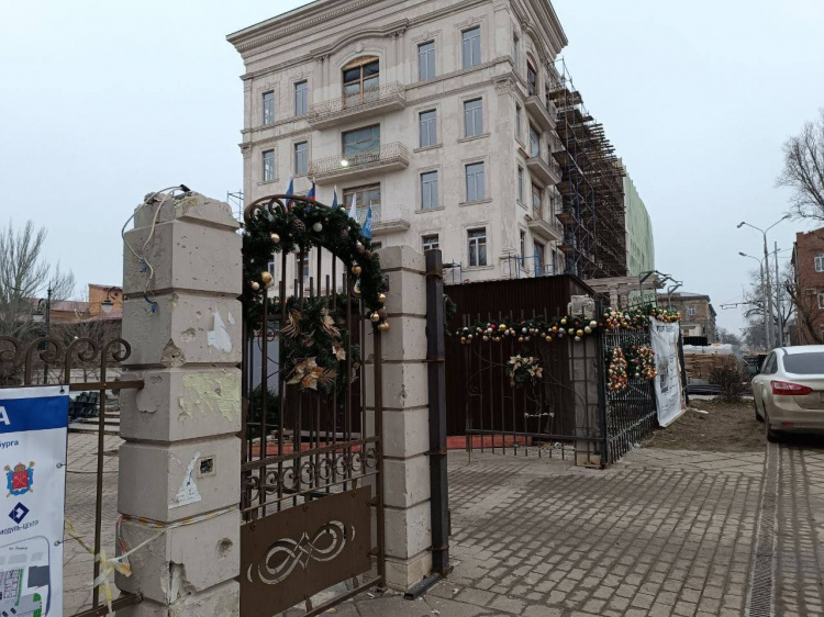 Були прикрасою Маріуполя – росіяни відкриють представництво Санкт-Петербурга в історичних будівлях «Азовінтексу»