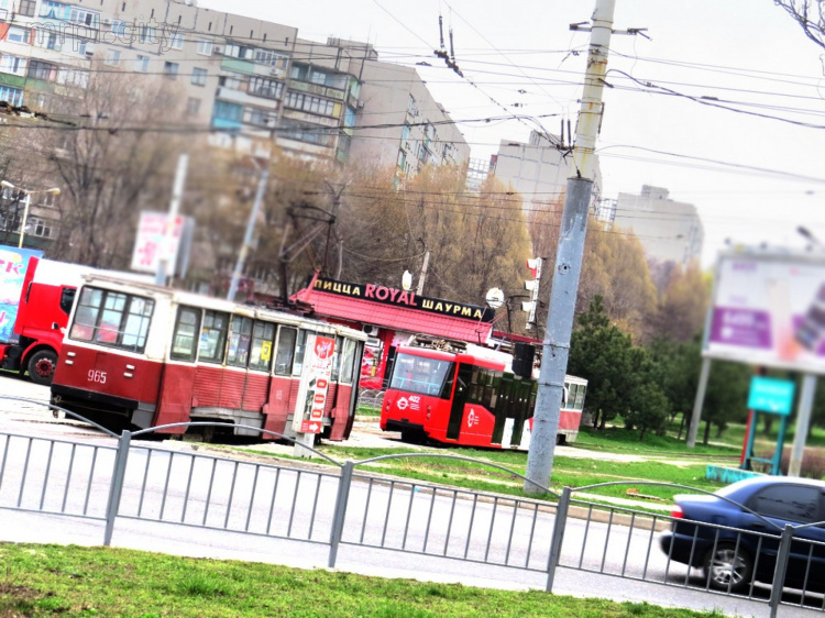 В Мариуполе трамвай сошел с рельс (ФОТО)