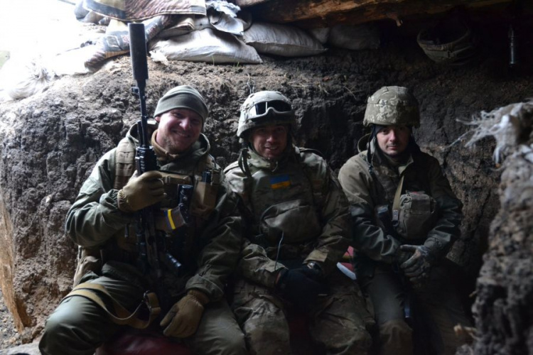 Спасение «мурчика»: украинские бойцы на передовой в Донбассе собрали деньги на лечение кота (ФОТО)