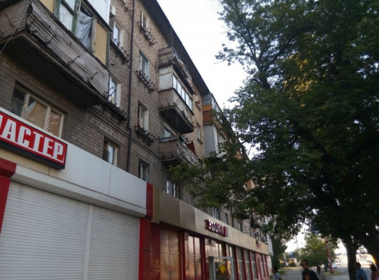 В Мариуполе спасли двухлетнюю девочку, сидевшую на парапете многоэтажки (ФОТО + ВИДЕО)