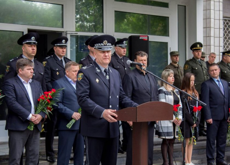 Цветы, погоны и минута молчания: в Мариуполе почтили память расстрелянных милиционеров (ФОТО)