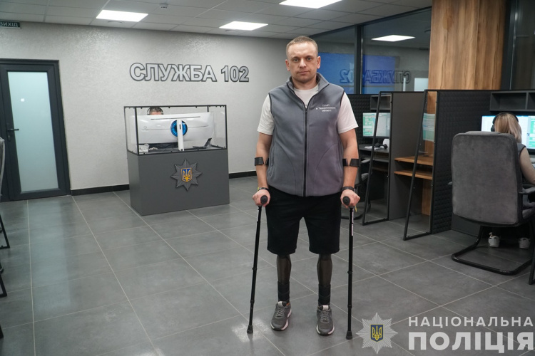 Провів 19 годин під завалами і втратив обидві ноги: захисник Донеччини на протезах служить у поліції