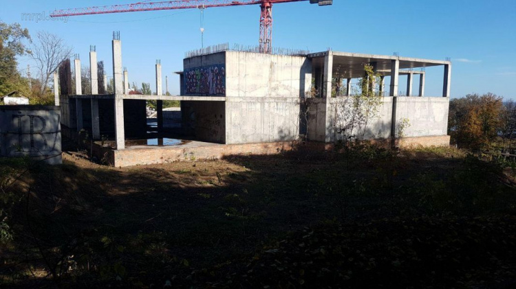 Опасный недострой в Мариуполе полностью открыт для горожан (ФОТОФАКТ)