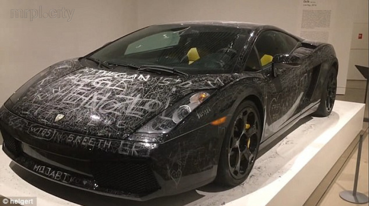 Посетители музея поцарапали Lamborghini (им разрешили)