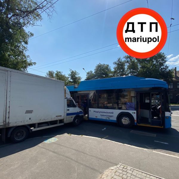 В Мариуполе автомобиль без водителя врезался в троллейбус