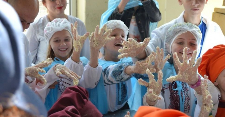 В Мариуполе дети замесили «Каравай мира» (ФОТО)