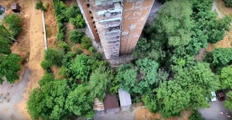 В Мариуполе с «пизанской башни» сбросилась 16-летняя девушка
