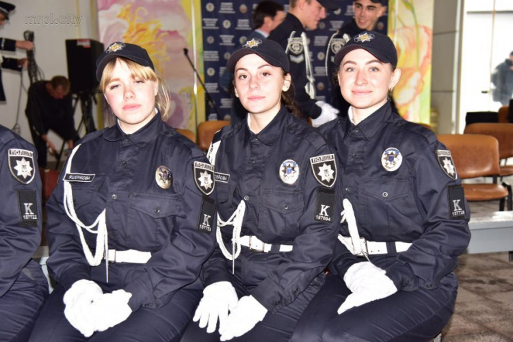 В Мариуполе 122 курсанта МВД Украины приняли присягу (ФОТО)
