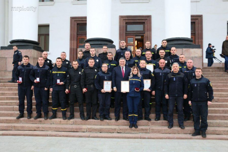 Министр МВД подарил пожарную машину спасателям Мариуполя (ФОТО+ВИДЕО)