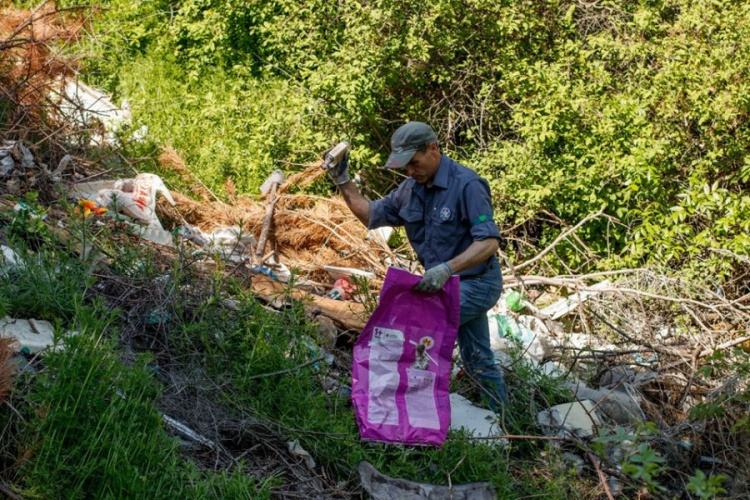 Мариупольцы убирают стихийные свалки по городу, сортируя мусор (ФОТО)