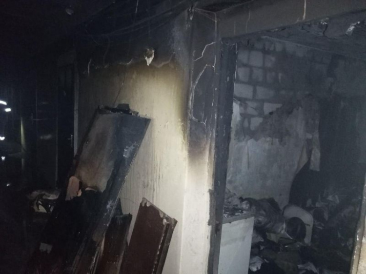 В мариупольском общежитии горела комната: спасли двух взрослых и ребенка